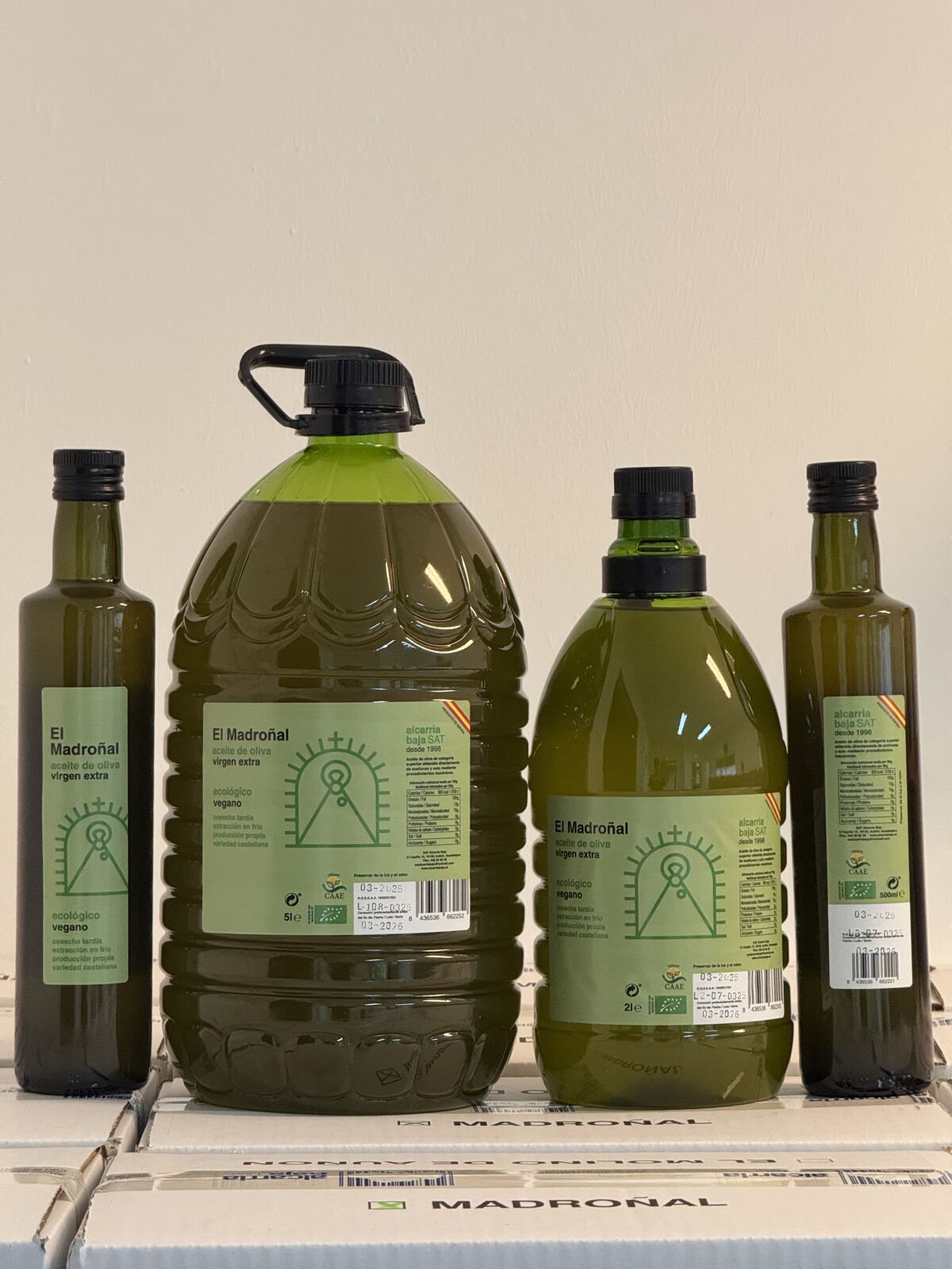 El Madroñal en botellas de cristal y garrafas de 2 y 5 litros